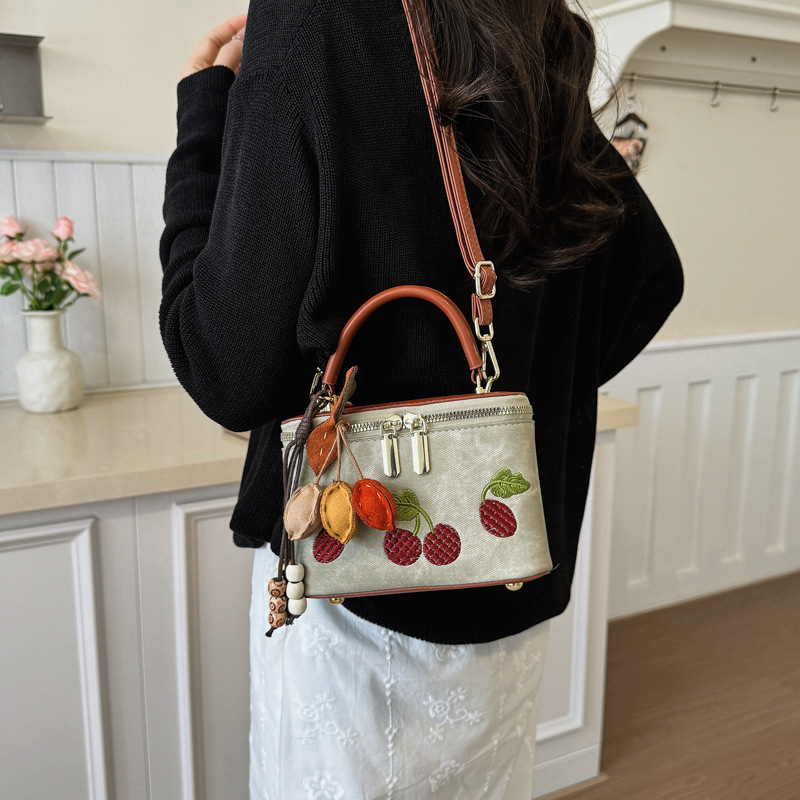 Bolsa de Mão Vintage com Borda - Embroidery Charm avaliação e preço