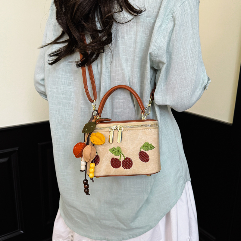 Bolsa de Mão Vintage com Borda - Embroidery Charm avaliação e preço
